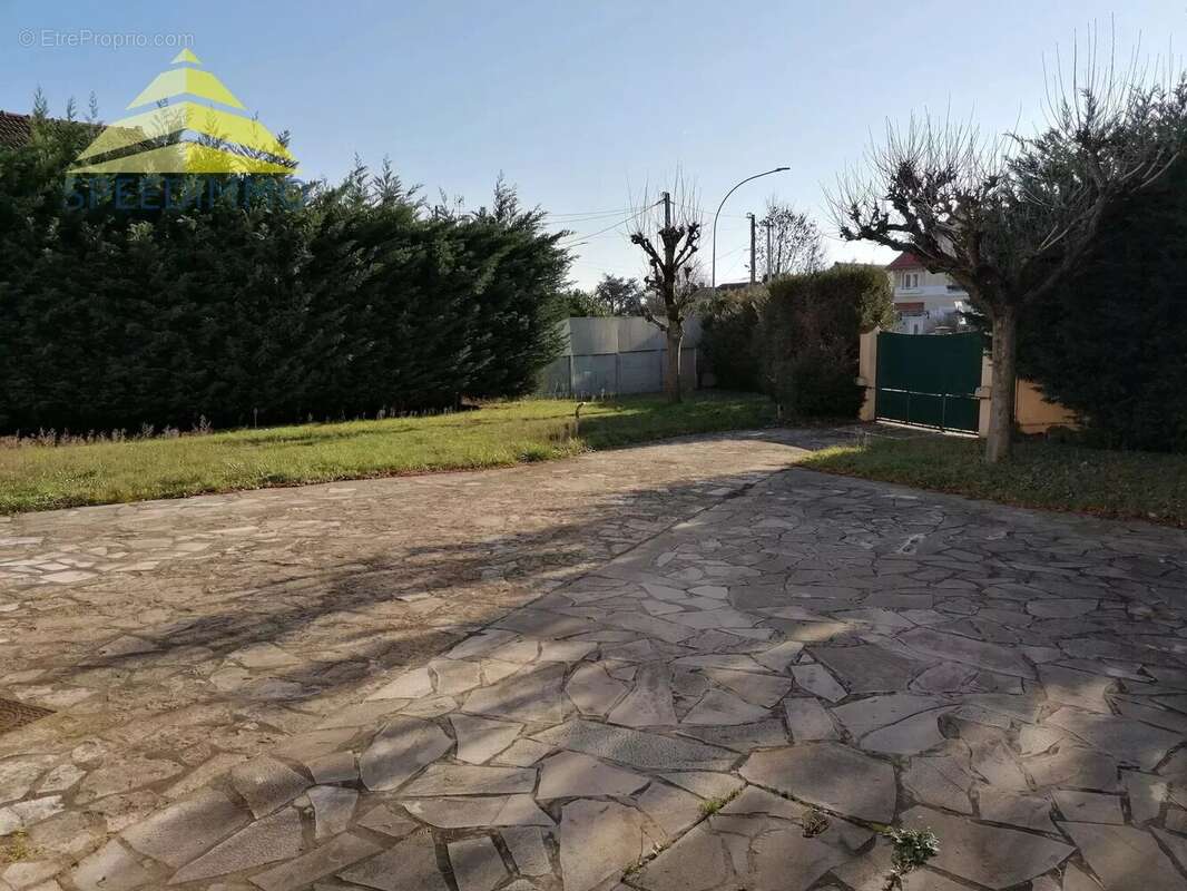 Maison à MANDRES-LES-ROSES