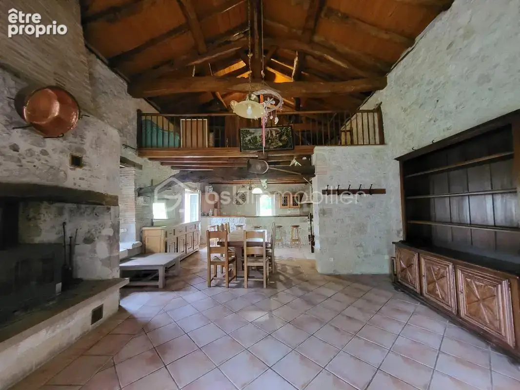 Maison en pierre+ maison locative-hangar et dependances sur parcelle de 8000 m² - photo 5