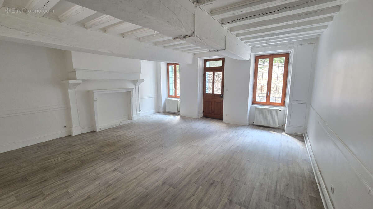 SOUVIGNY   Maison atypique de 129 m2 avec terrasse - photo 2