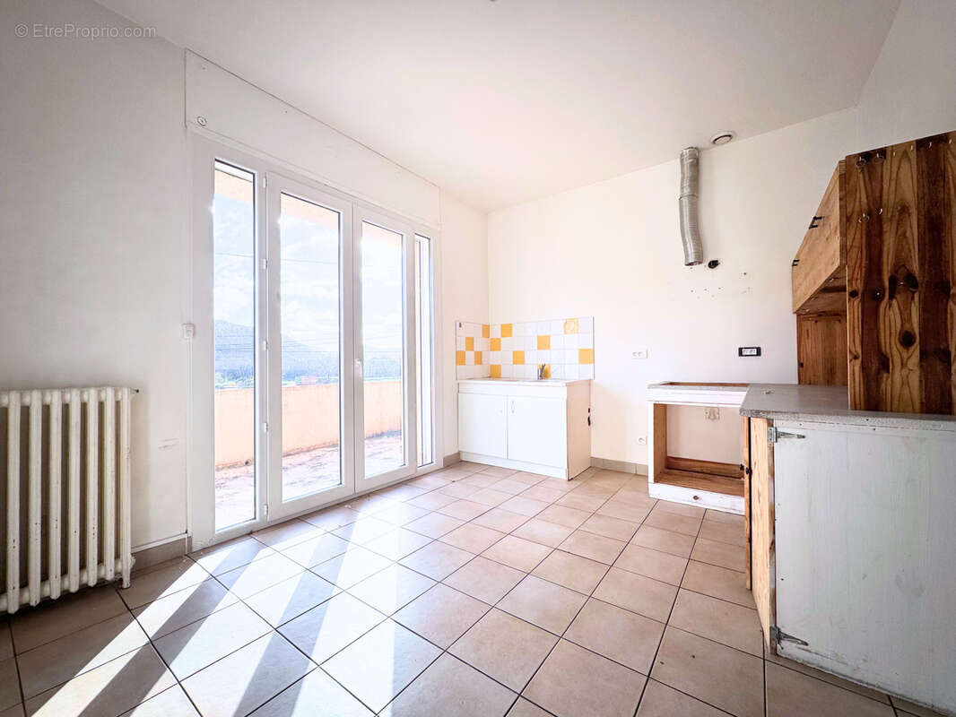 Immeuble de rapport 2 t4 + 7 garages   le bousquet-d'orb 34260 - photo 5