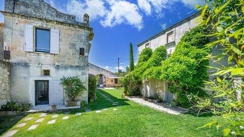 Maison 257 m² à Mouries  - photo 2