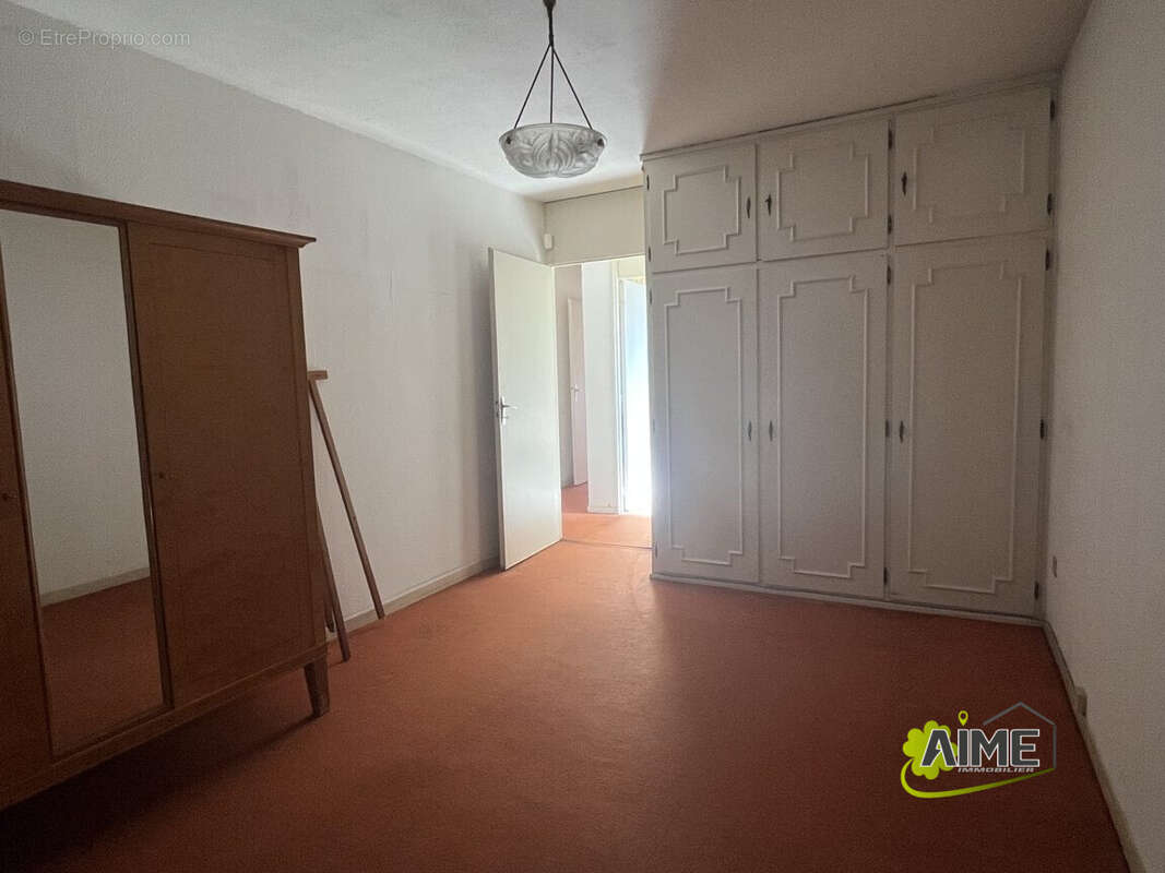 Chambre avec placards - Appartement à FORBACH