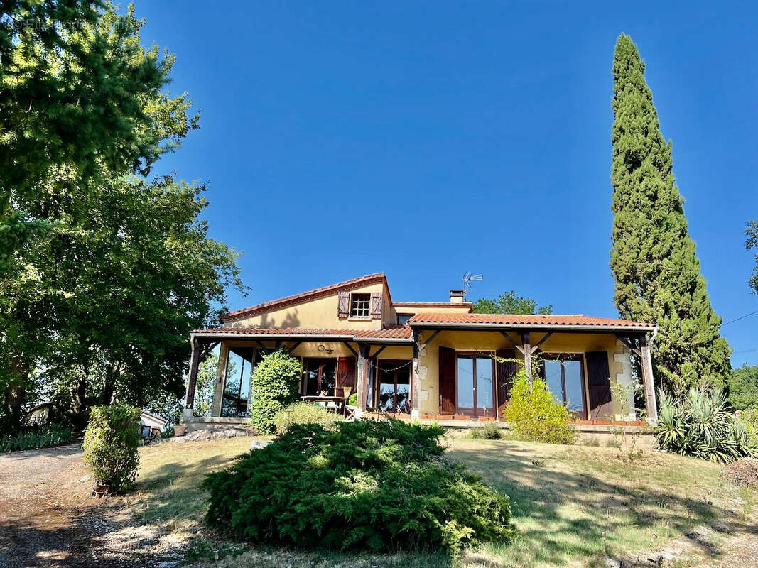 À quelques minutes du centre de Laroque-Timbaut, venez découvrir cet ensemble immobilier  d'environ 150 m² avec gîte et piscine, - photo 3