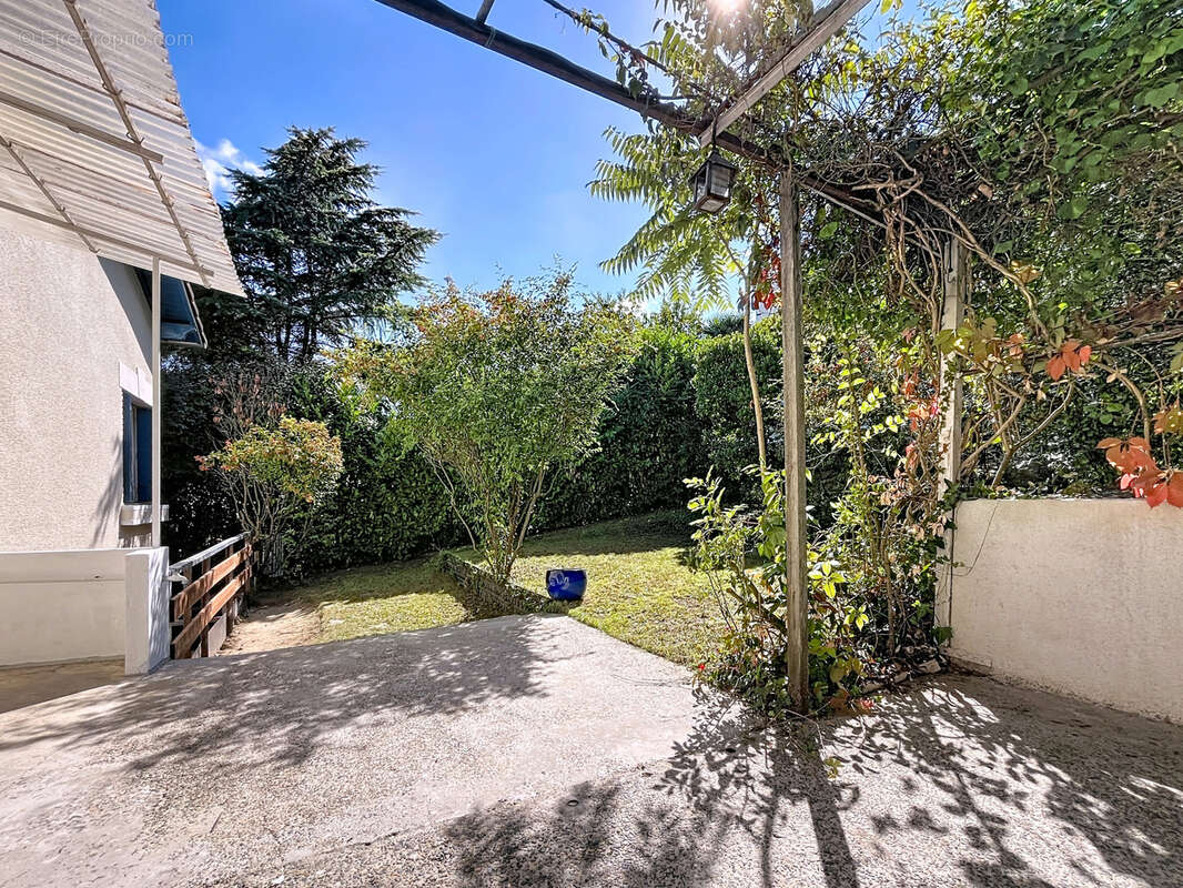 Maison de caractère, T6 de 171 m2 au calme avec jardin, terrasses et garages. - photo 14