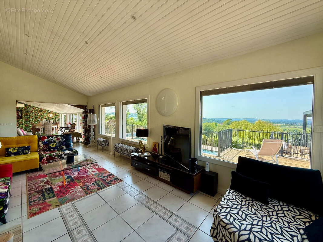 Maison Pujols 200m2 AVEC PISCINE ET VUE. Vous recherchez de la vue au calme dans un des plus beaux villages de France ? Ne cherc - photo 3