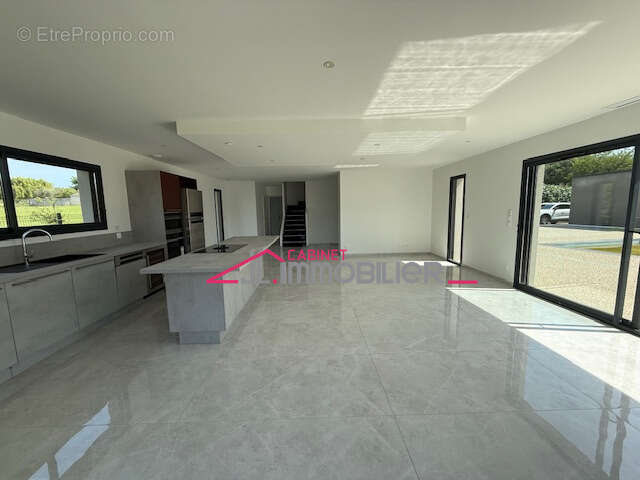 Maison à CHARMES-SUR-RHONE