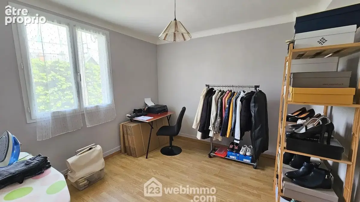 Une chambre de 10 m² toute parquetée.