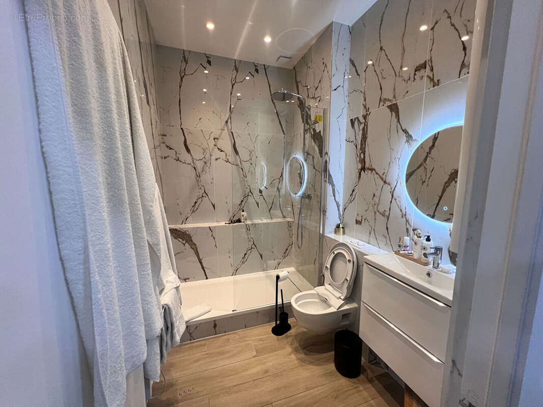 Commerce à PARIS-8E