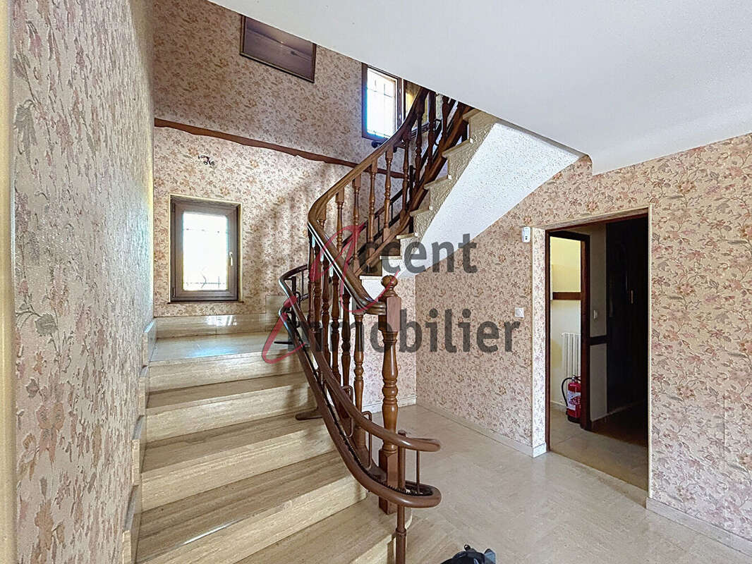 Grande maison familiale de 280 m² avec piscine sur 3 000 m² de terrain - photo 11