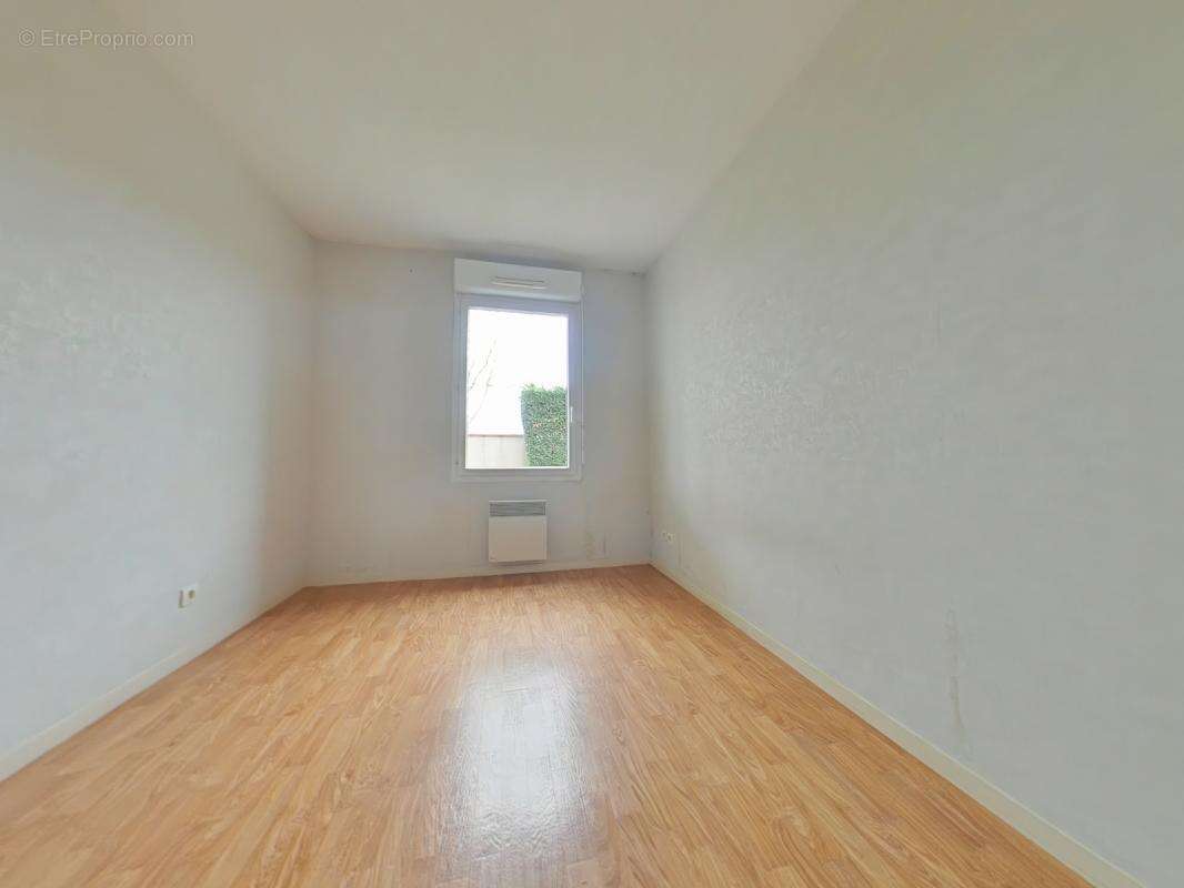 Appartement à PINS-JUSTARET