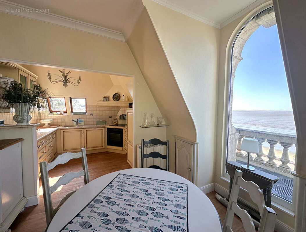 EMPLACEMENT D'EXCEPTION - Appartement de 70 m² offrant une pleine vue mer - photo 2