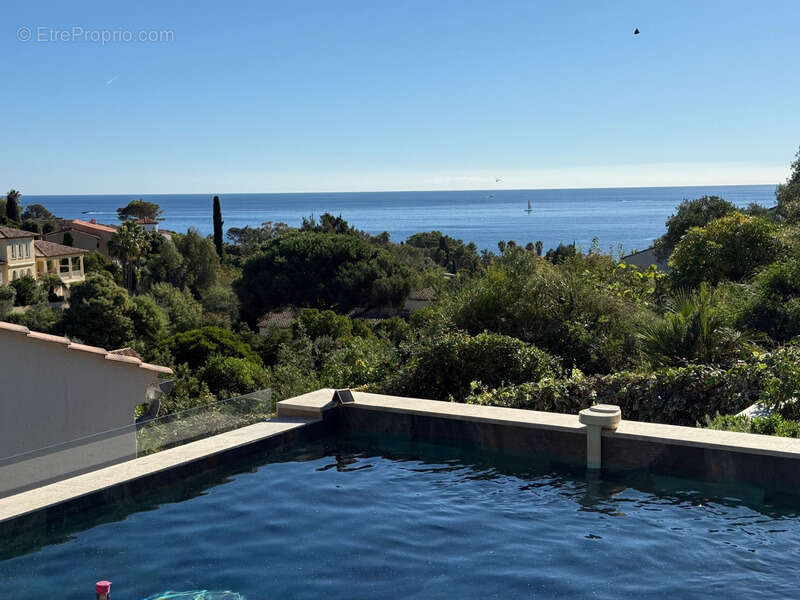 Villa rénovée vue mer à vendre LES ISSAMBRES (83) - photo 2
