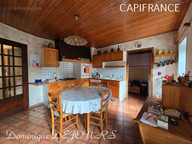 Maison à SAINT-SAUVEUR-DE-MONTAGUT