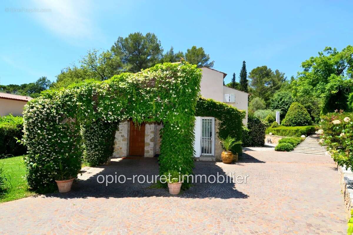 Maison à CHATEAUNEUF-GRASSE
