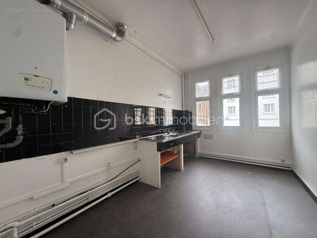 Appartement avec beau potentiel - Rue VICTOR HUGO - photo 6