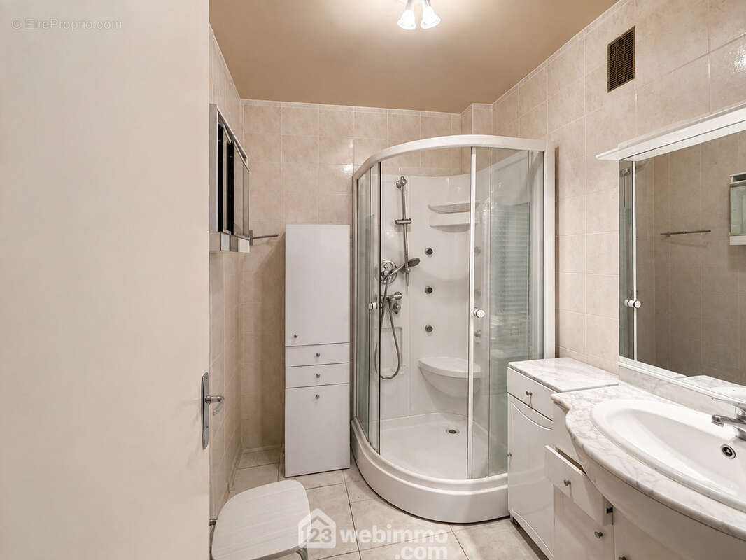 Salle d'eau (les WC sont séparés)