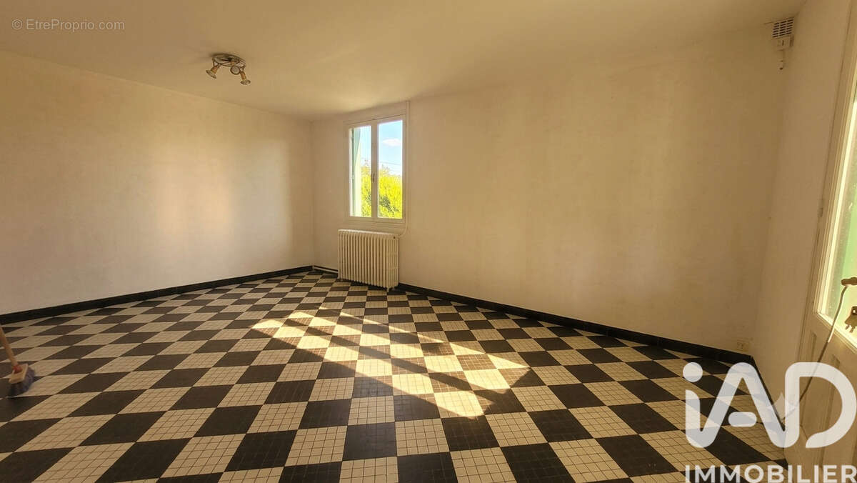 Maison 124 m² à Les Eglisottes-Et-Chalaures  - photo 7