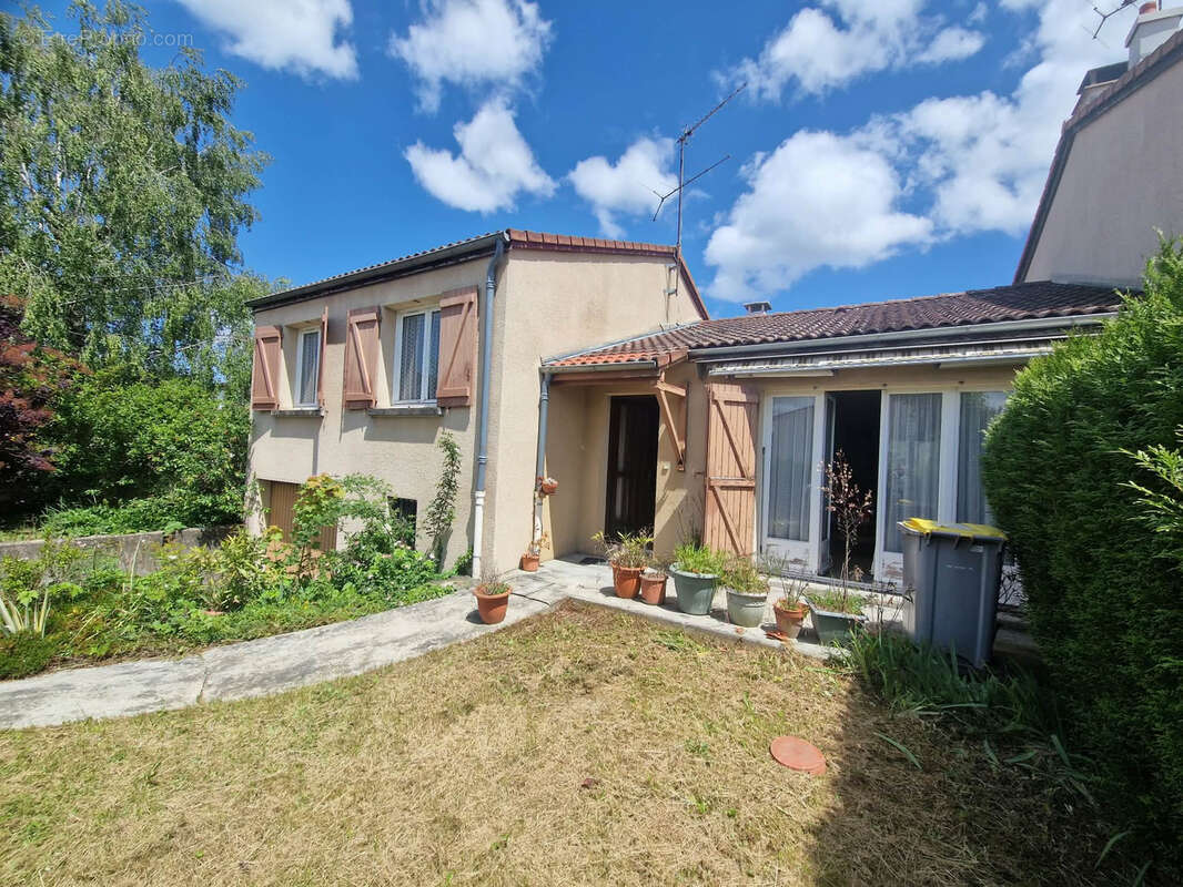 GANNAT, maison T4 de 94 m2, jardin et garage - photo 2