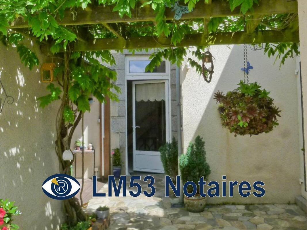 Maison à MONTSURS