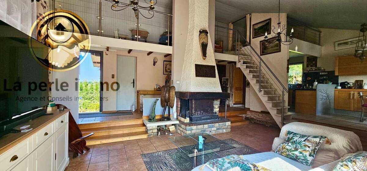 Maison à CHAMPVANS-LES-MOULINS