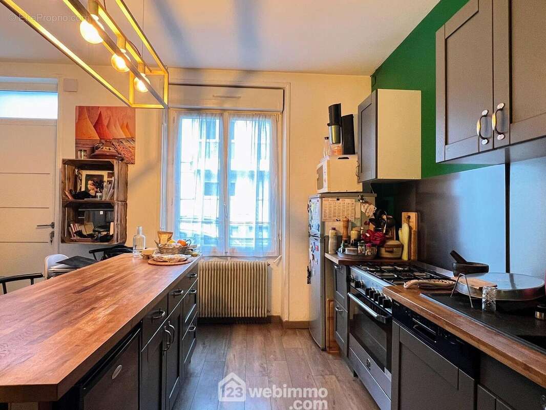 On trouve au rez-de-chaussée une cuisine... - Maison à ANGERS