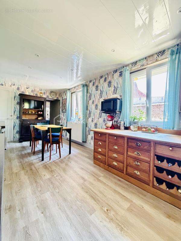 ALBERT – Rue Hoche – Maison familiale de 212 m², 8 chambres, garage, cour sur l’Ancre et vue sur la Basilique - photo 11