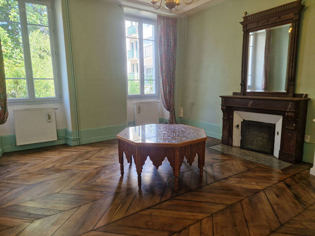 Maison de caractère restaurée avec jardin et garage - photo 8