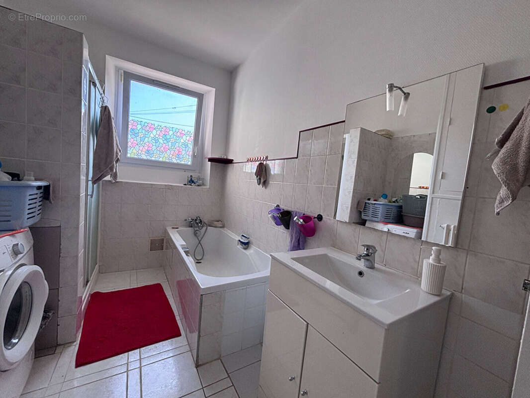 Spacieuse maison de trois chambres avec chalet et grand jardin arboré - photo 8