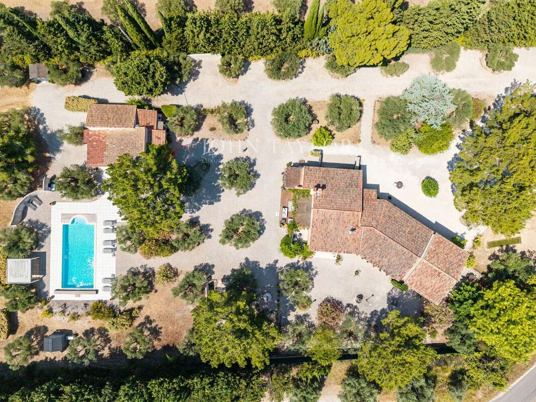 À vendre – Villa de plain-pied avec dépendances et piscine – Mouriès, à proximité de Maussane-les-Alpilles - photo 17