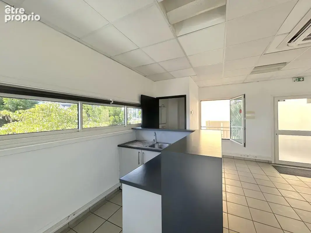 A acheter - bureaux avec 7 stationnements - photo 13