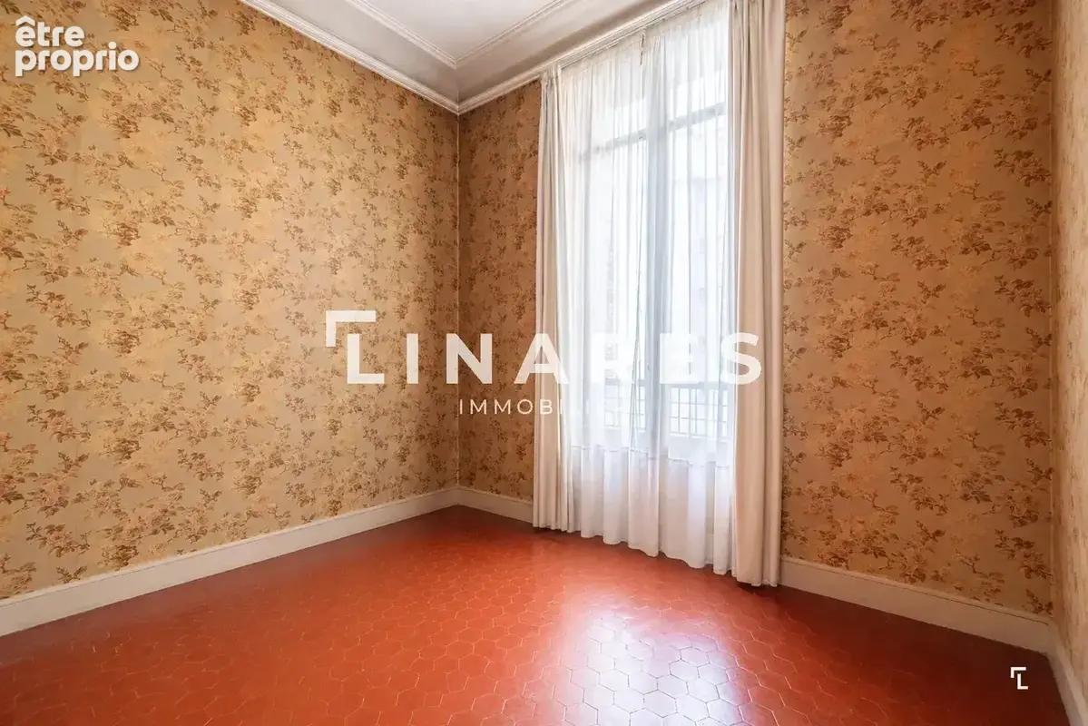 LE CHARME INTEMPOREL - Appartement T6 de 211m2 - Terrasse/Balcons - 2 Caves - Chambre de bonne + Box (en sus) - 13008 - photo 17