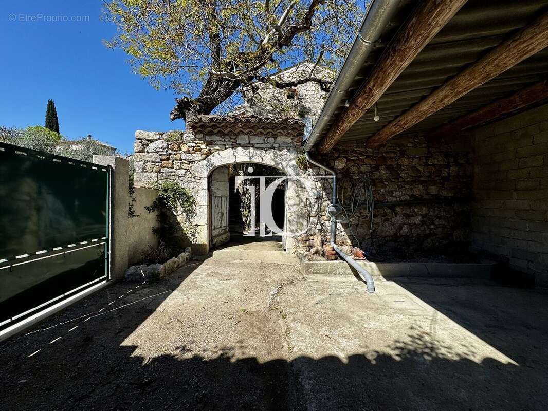 Maison à BERRIAS-ET-CASTELJAU