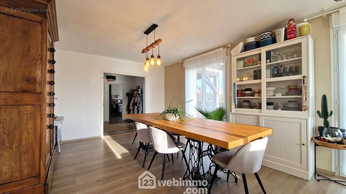 Il est lumineux et idéal pour recevoir ses convives - Maison à MONTCORNET