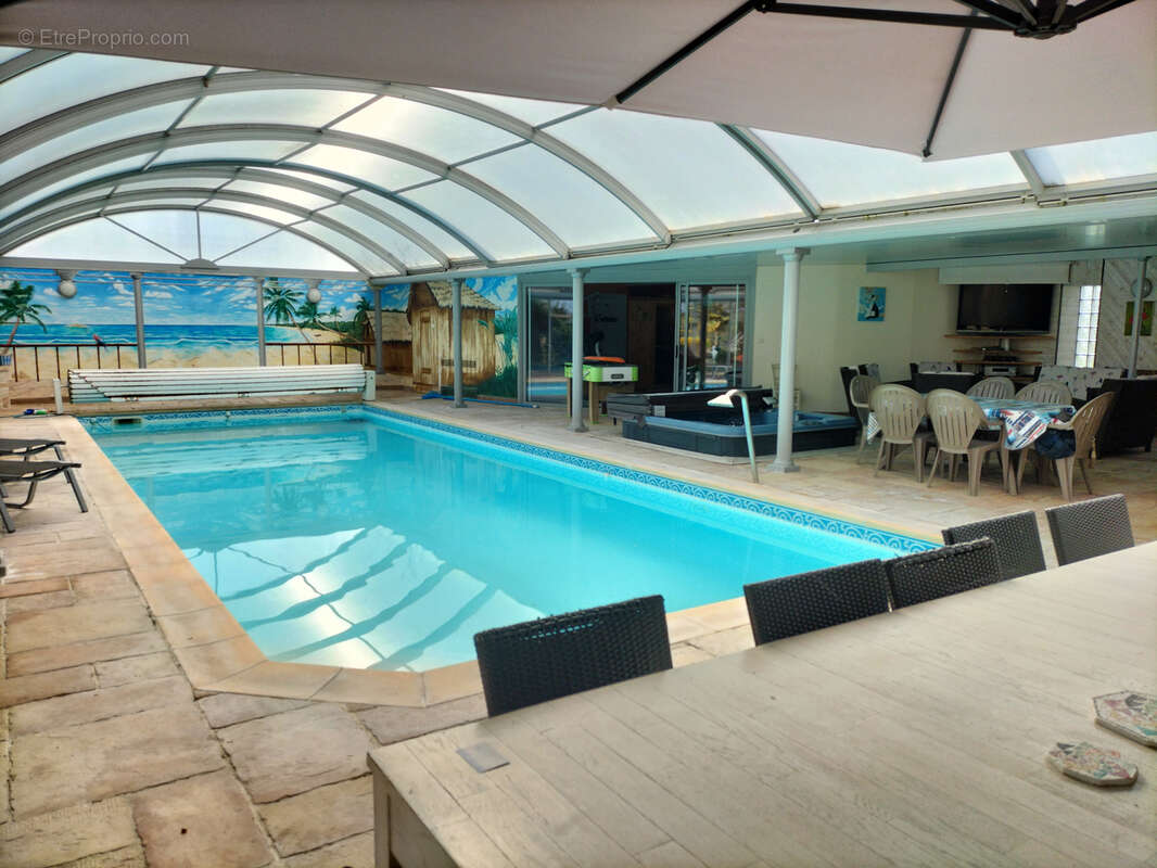 MONTSURS, en impasse, une maison avec piscine couverte - photo 3
