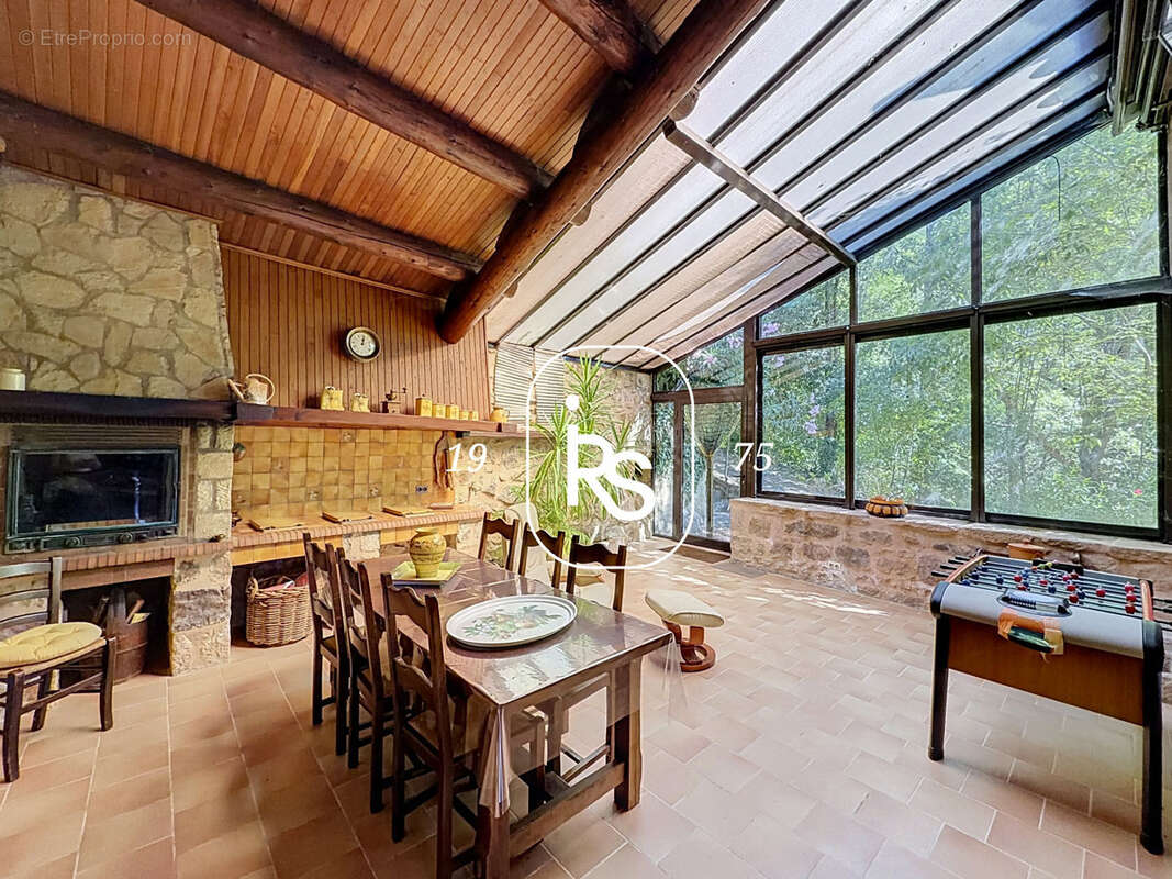 Une maison en pierre de 221 m2 avec 1,83 ha de terrain arboré, une piscine et un accès privé à la rivière. - photo 8
