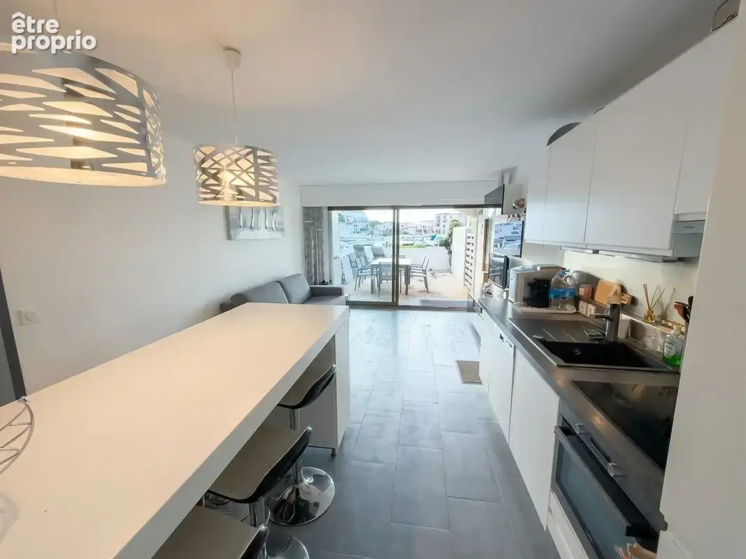 Exclusivité — Superbe T2 entièrement rénové avec goût, grande terrasse et vue Port & Étang - photo 6
