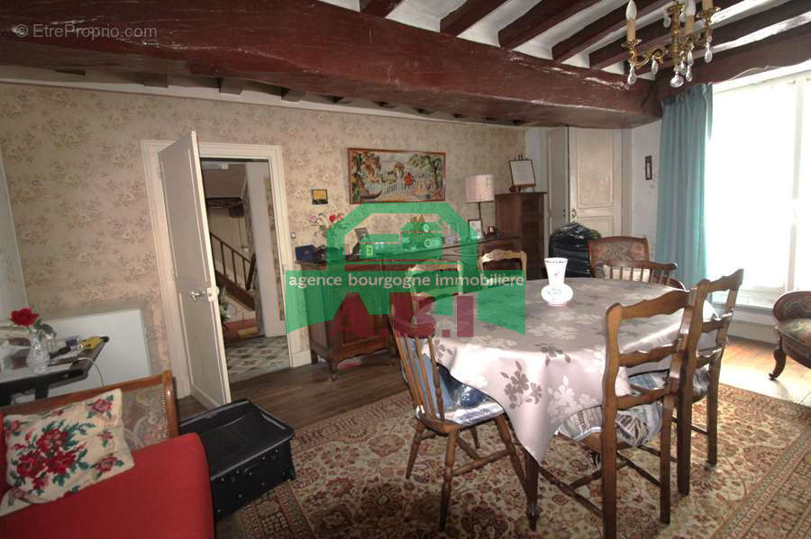 58, Varzy proche des commerces MAISON DE BOURG habitable à rafraîchir au goût du jour. - photo 4