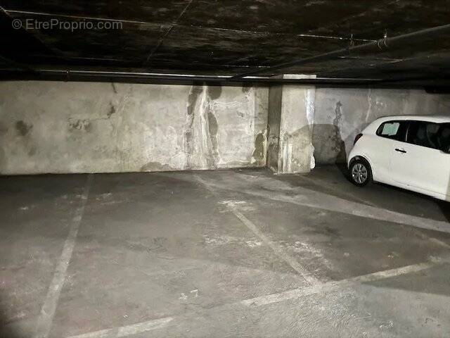 Parking à PARIS-18E