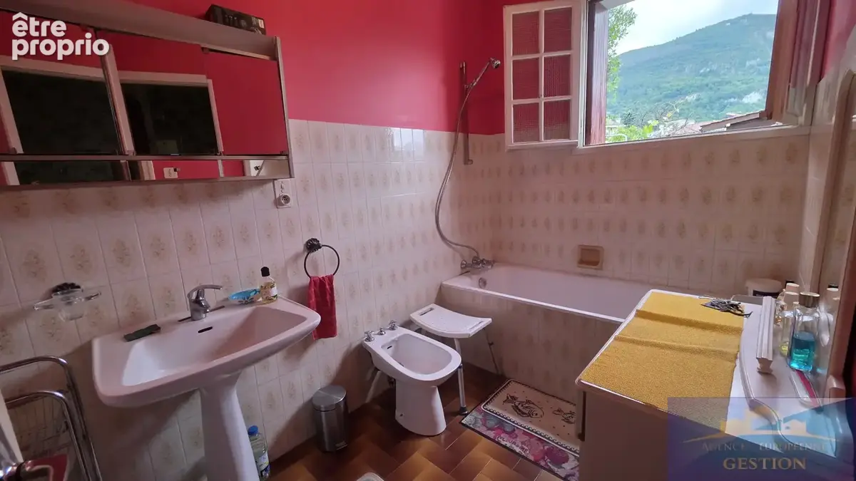 Maison élevée sur deux niveaux avec terrain et garage - photo 7