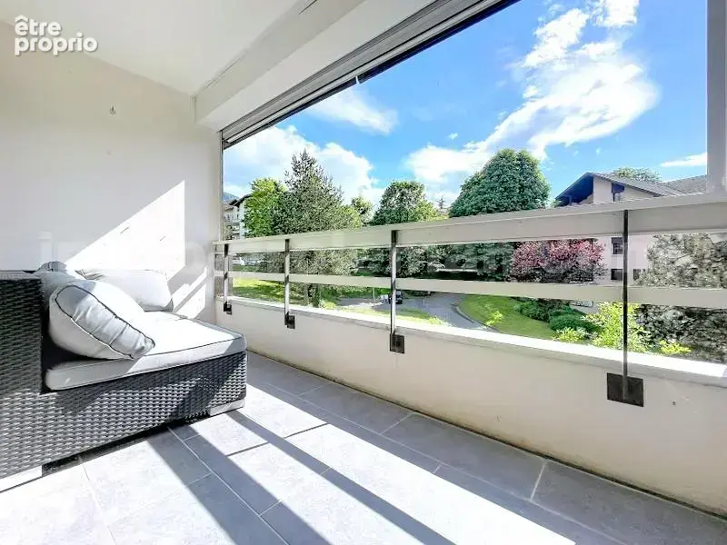 APPARTEMENT_T4_TRANSFORMEE_EN_T3_IMMO_PROLEMAN_COLLONGES_SOUS_SALEVE_BELLES_PRESTATIONS_RENOVEE_BEAUX_VOLUMES_PIED_DE_LA_DOUANE_Veyrier_geneve_TRAM_CEVA_frontiere_Suisse_rangement_pièce_de_vie_séjour_cuisine