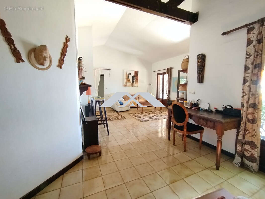 SALON/SALLE A MANGER - Maison à LA POSSESSION