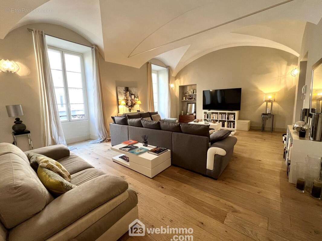 ?Avec ses deux grandes ouvertures et son plafond vouté - Appartement à SAN-MARTINO-DI-LOTA