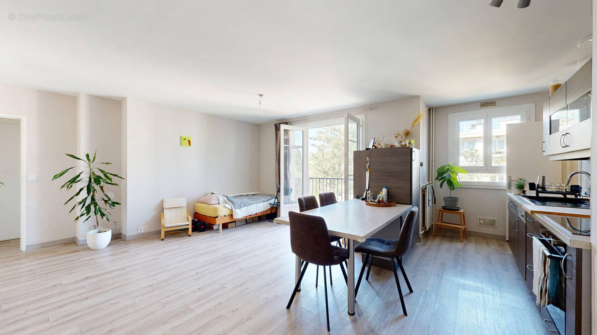 Appartement à LES CLAYES-SOUS-BOIS