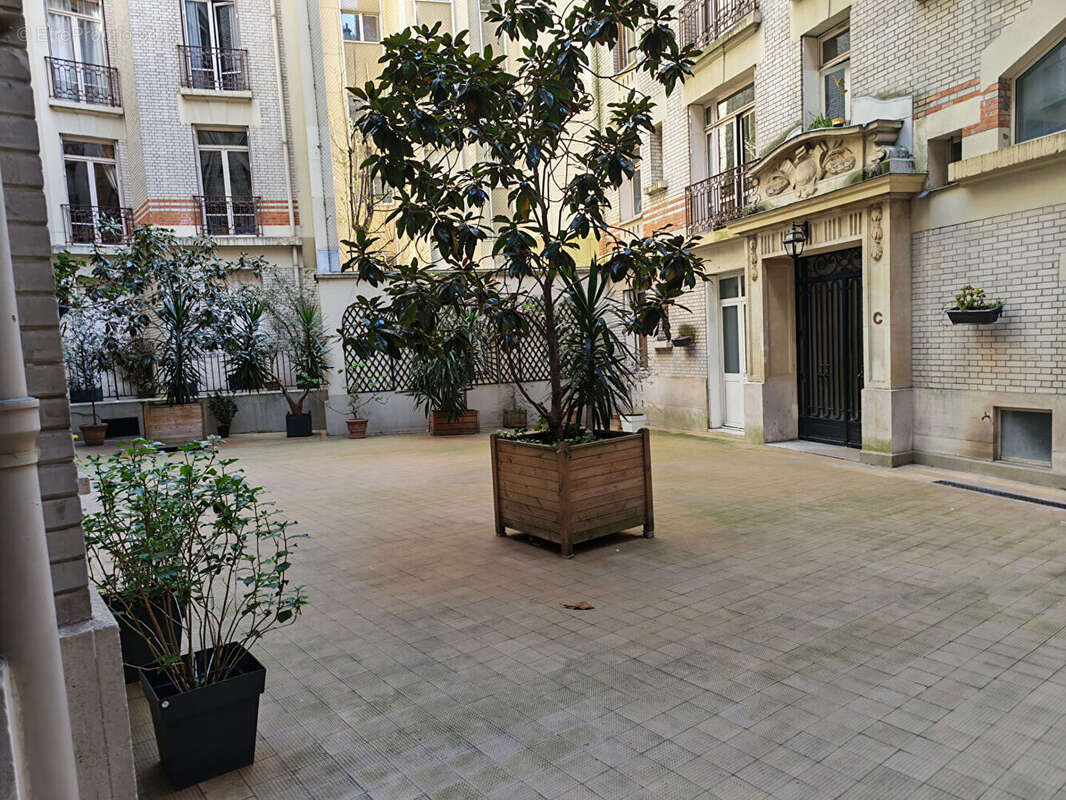 Appartement à PARIS-16E