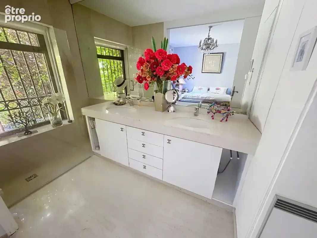 Mougins – Vue imprenable sur le vieux village – Villa 235 m² sur 3 500 m² de terrain plat, piscine et dépendance - photo 16