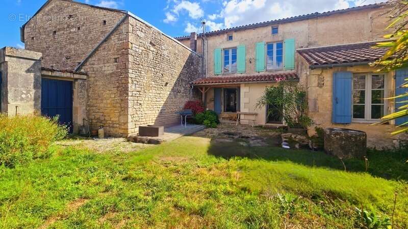 Maison de caractère à vendre 4 pièces VARAIZE (17) AVEC DEPENDANCES, GRANGES - photo 24