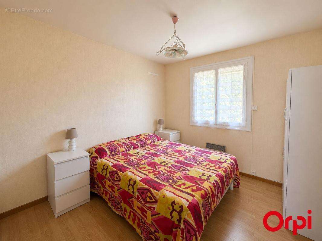 Maison familiale avec 4 chambres, véranda, grand jardin et 3 garages - photo 5