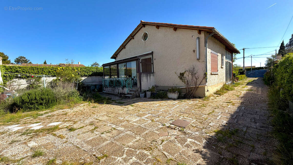 Maison à ENTRAIGUES-SUR-LA-SORGUE