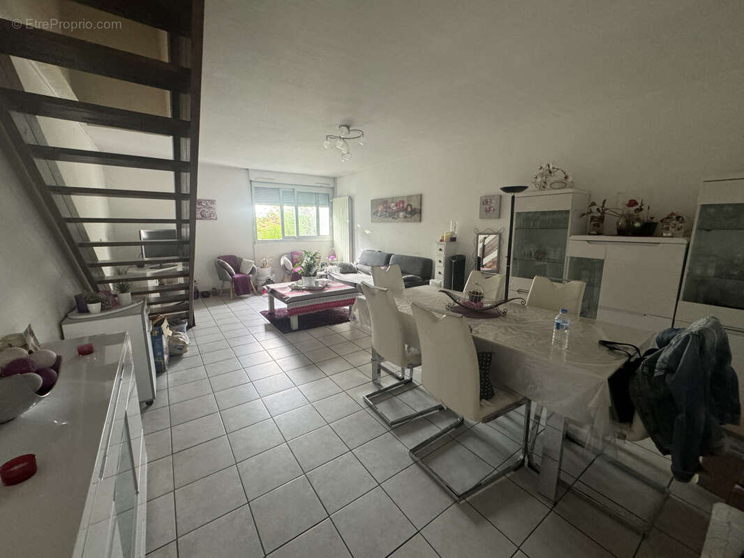 Appartement à LESPINASSE