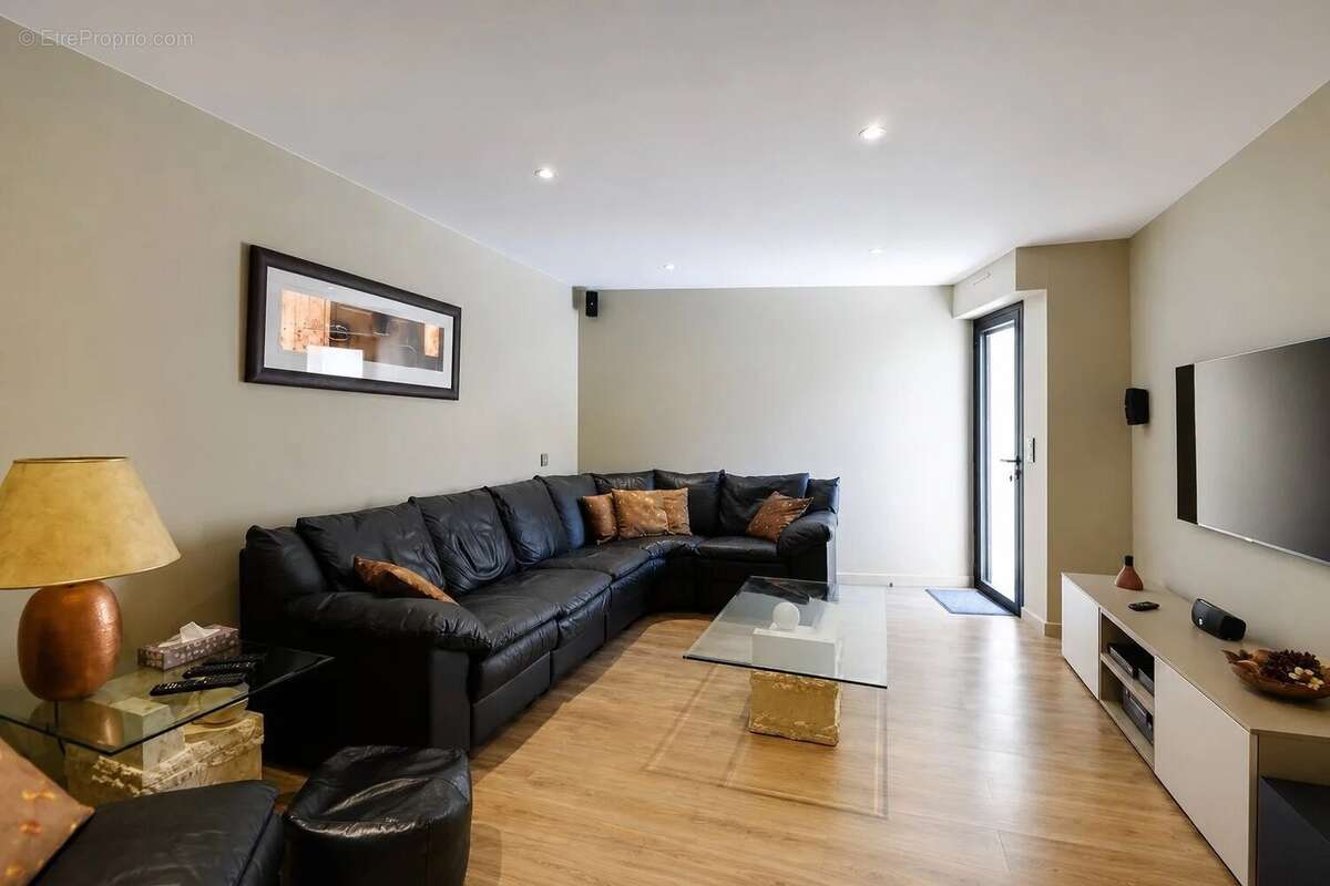 Vue village Belle villa de 300 m² avec 6 chambres - photo 11